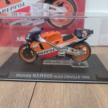 Moto 1:24 avec socle, vitrine et fascicule 