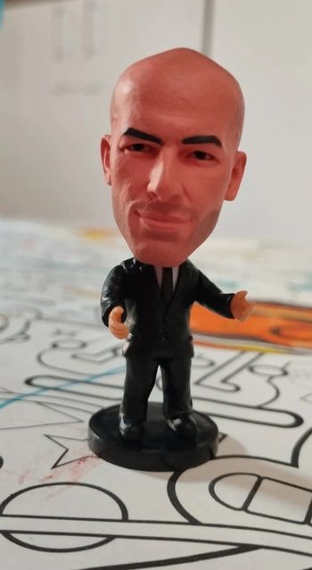 Petite figurine football neuve Zinedine Zidane entraîneur Real Madrid