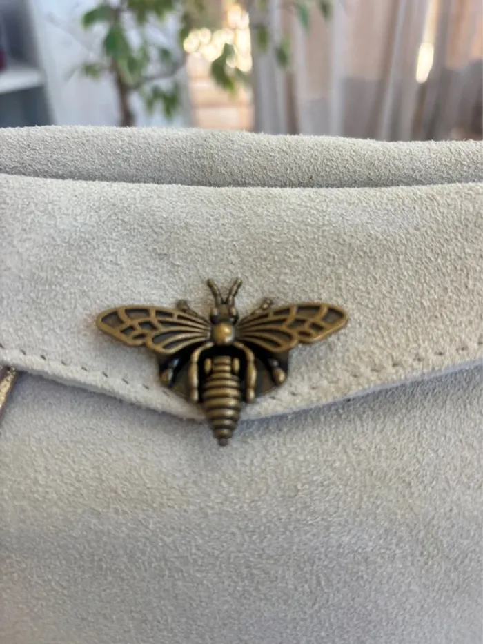Sac cuir daim beige très clair ( crème ) avec fermoir abeille - photo numéro 4
