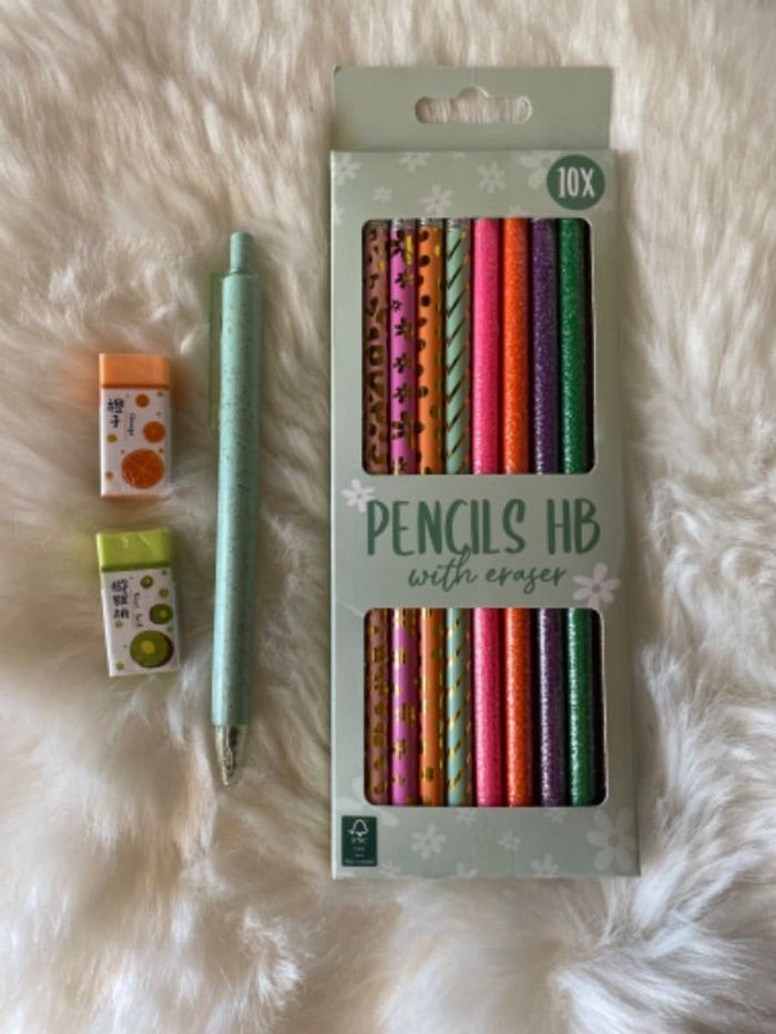 10x crayons à papier + 1x stylo + 2x gomme