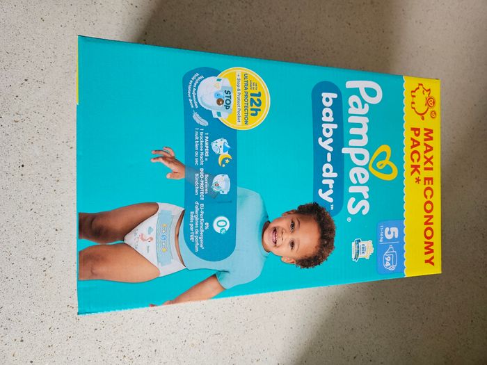 Carton couches Pampers taille 5 - photo numéro 2