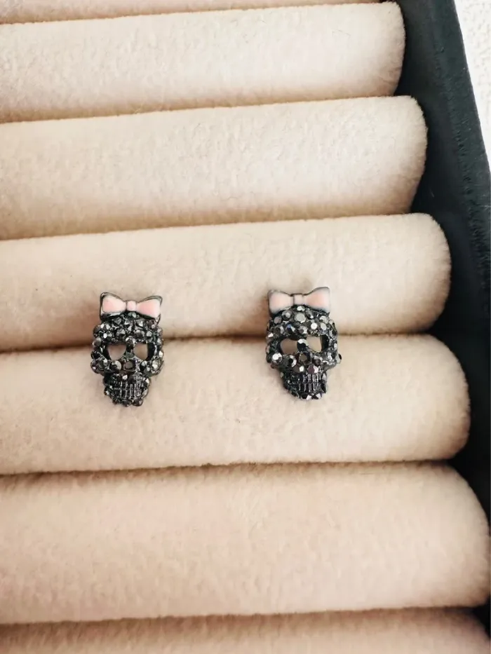 🖤 Boucles d’oreilles Betsey Johnson – Têtes de mort noires cœur & nœud rose 💀