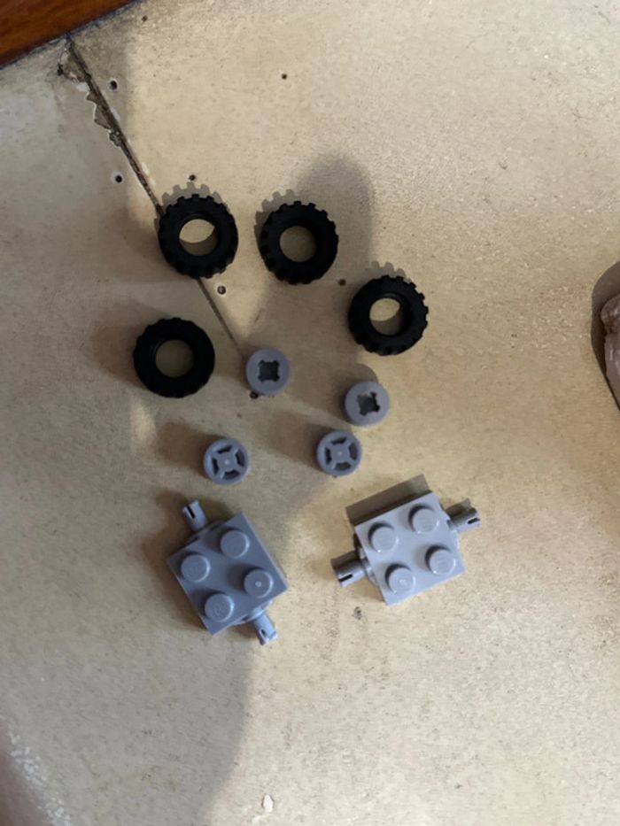 Lot pièces Lego pneu, gente et support de roue