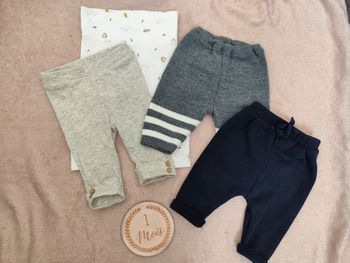 Lot de 4 pantalons. Plusieurs marques, Mixte,👣 1 mois 