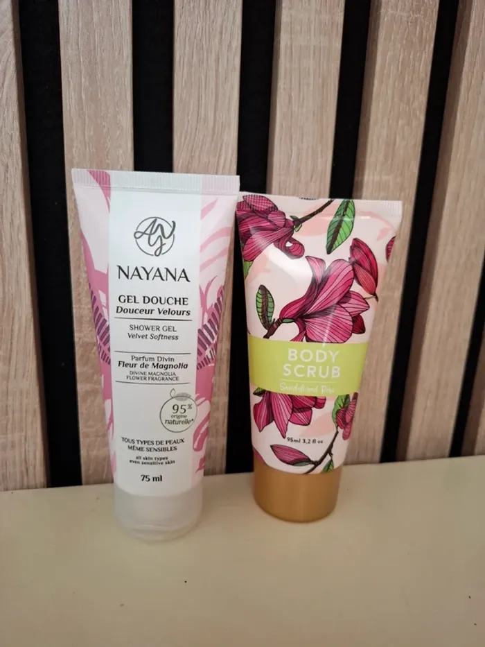 Lot cosmétiques neufs Gommage corporel +gel douche Fleur de Magnolia