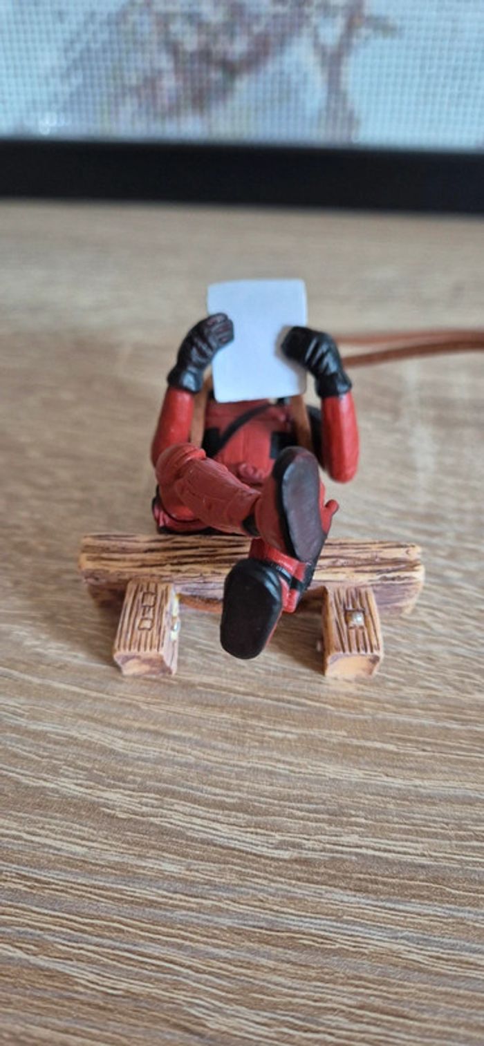 Figurine DeadPool suspendu assis sur un banc - photo numéro 8