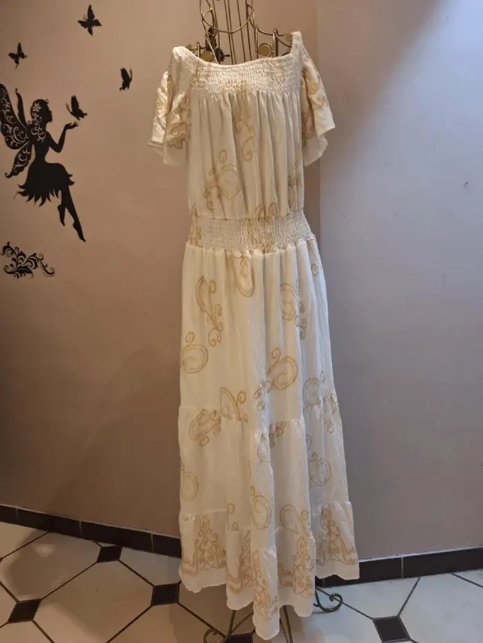 Robe longue blanche & broderies beige - Jus de pom