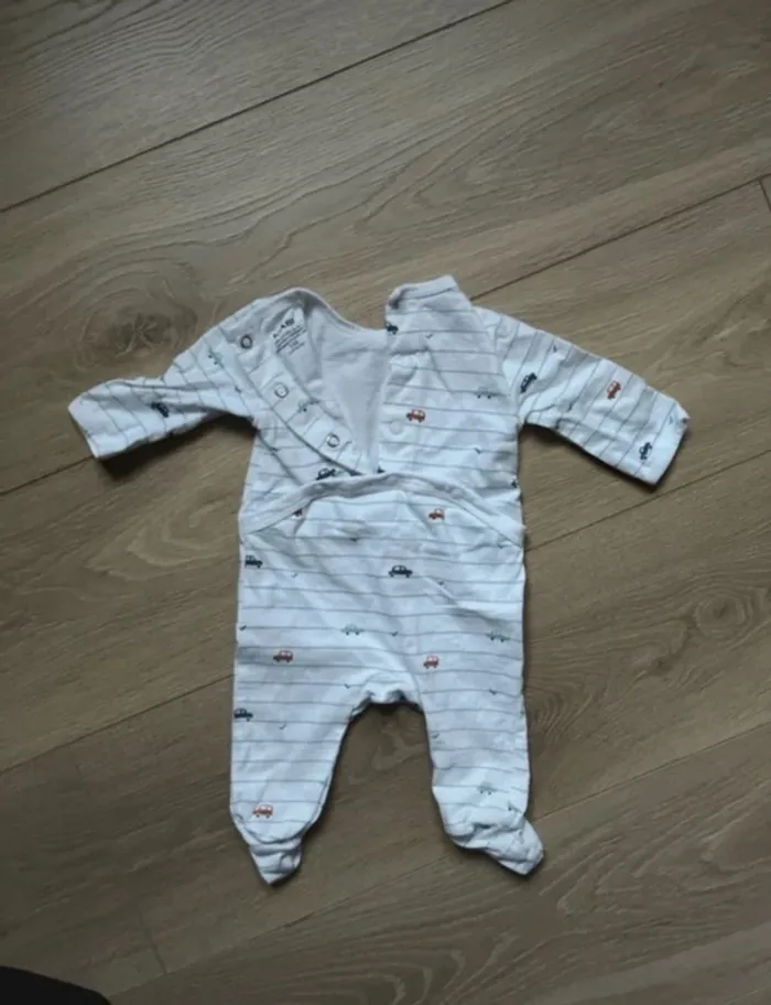 Lot pyjama Kiabi 1 mois - photo numéro 3