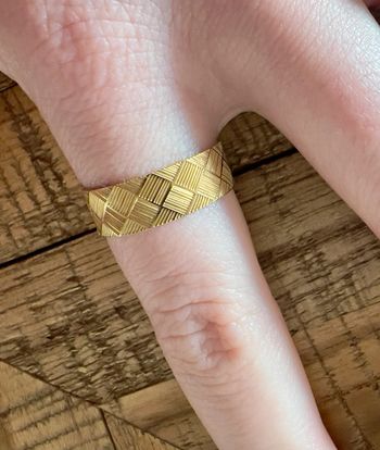 Bague dorée à motifs