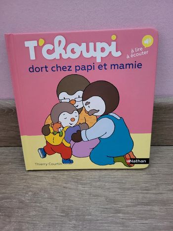 Livre T'choupi dort chez papi et mamie