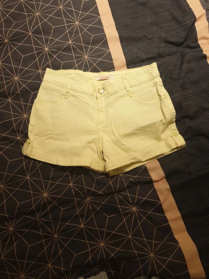 Short jaune