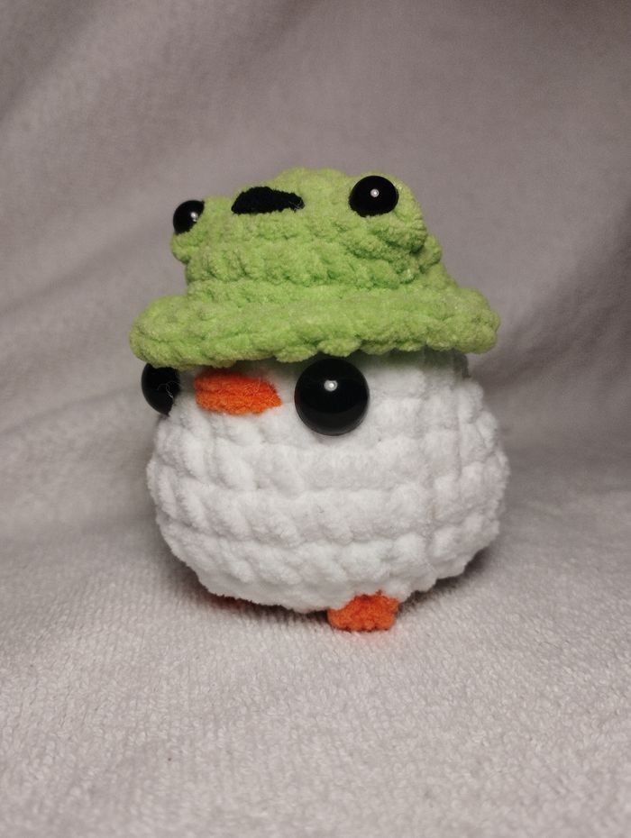 Petite peluche poussin au chapeau grenouille - photo numéro 2