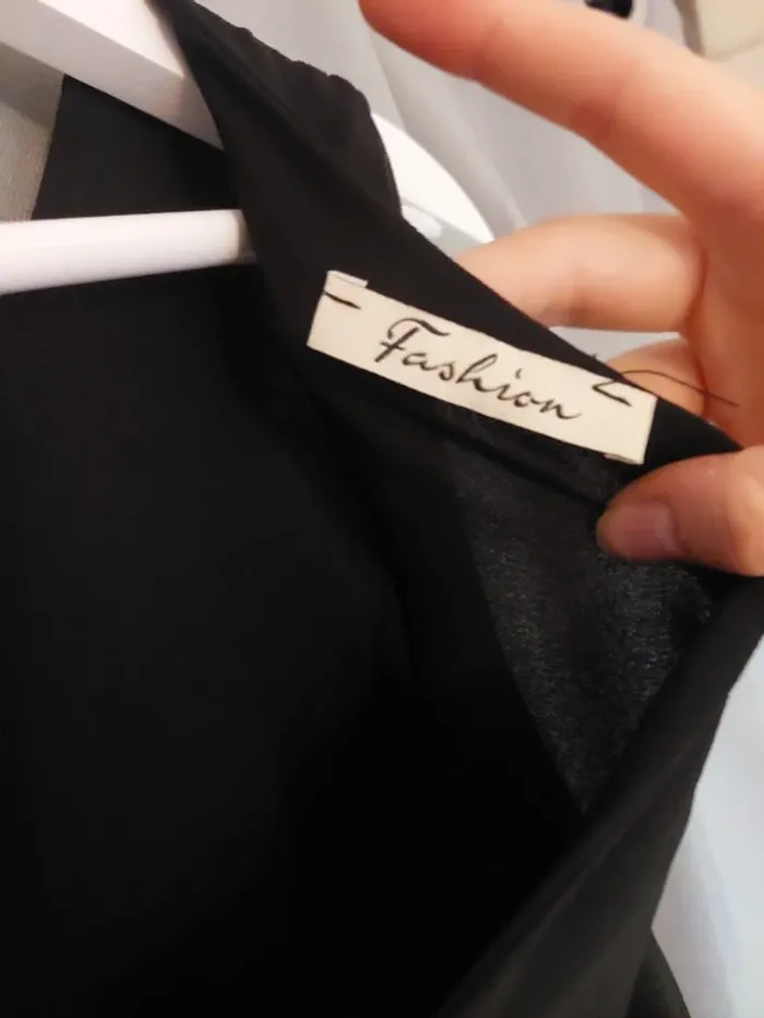Top Noir Volanté avec Nœud au Dos – Taille 38 (Marque Fashion) - parfait état - photo numéro 4