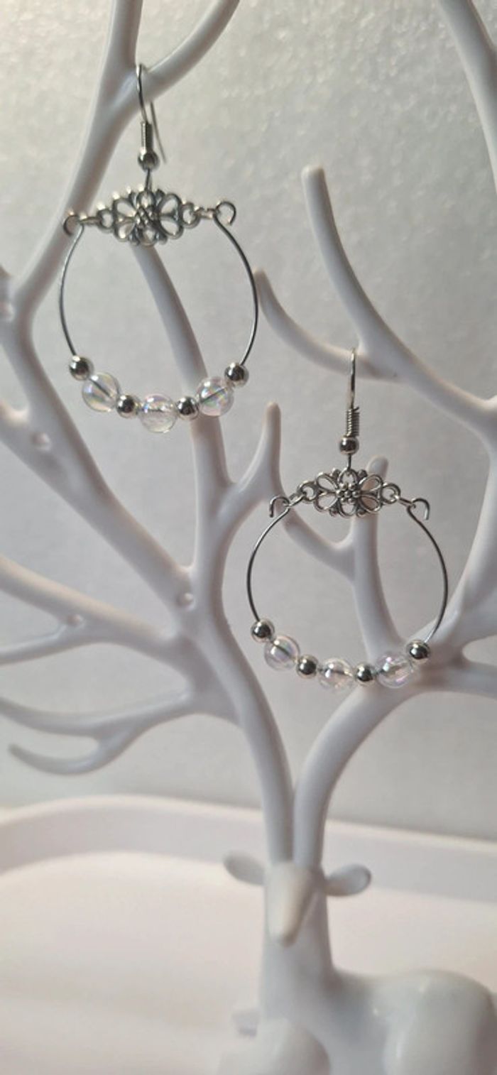 Petites paires de boucles d’oreilles faites main