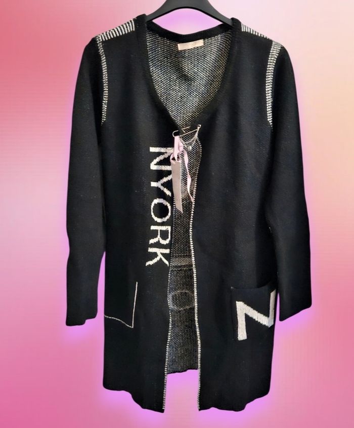 Magnifique long gilet avec poches sur le devant et Inscription neuf - photo numéro 2