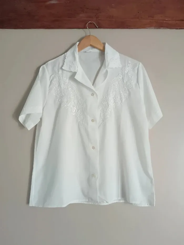 Chemisier blanc broderies poitrine - photo numéro 3
