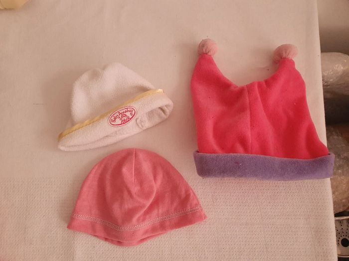 3 petis bonnets de poupées poupons