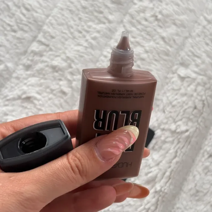 Font de teint - Easy Blur - Hot Fudge 550R - Huda beauty - photo numéro 6
