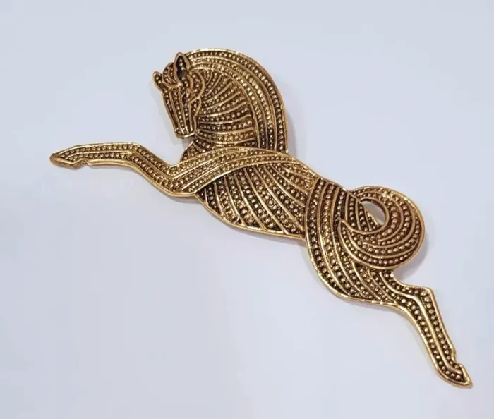 Broche dorée cheval style gréco-romain Neuve