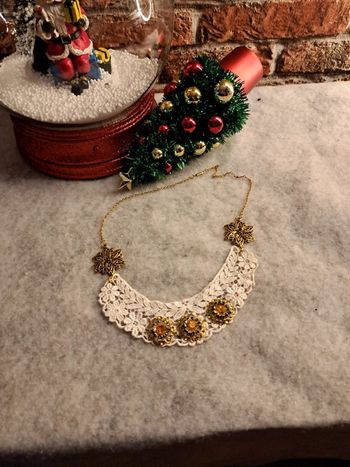 Collier avec plastron dentelle blanche et strass