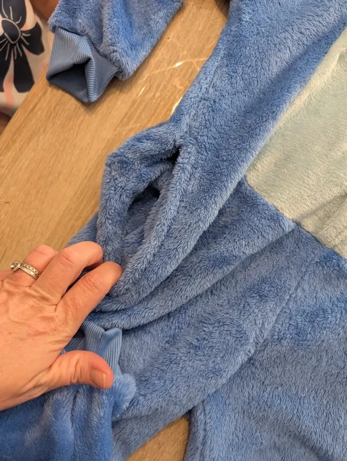 Superbe combinaison stitch avec boutons et tirette a l'arrière taille 100cm - photo numéro 4
