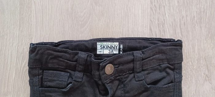 Pantalon noir garçon, skinny, taille 3 ans, marque Kiabi, en très bon état. - photo numéro 4