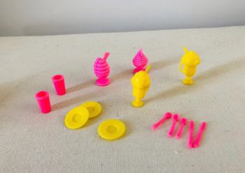 Lot de 14 objets barbie glacier glaces rose jaune