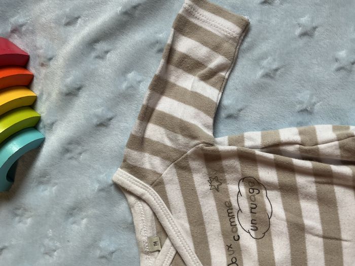 body manches longues rayé beige et blanc ouverture devant 1 mois - photo numéro 7