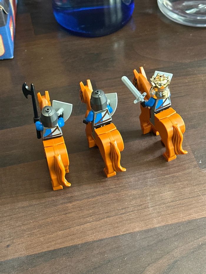 3 figurines Lego + cheval,arme et bouclier - photo numéro 5