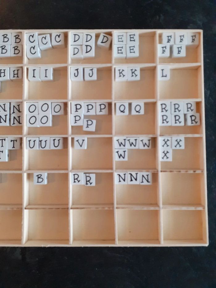 Perles en bois formes carrées à enfiler motif lettres - photo numéro 3