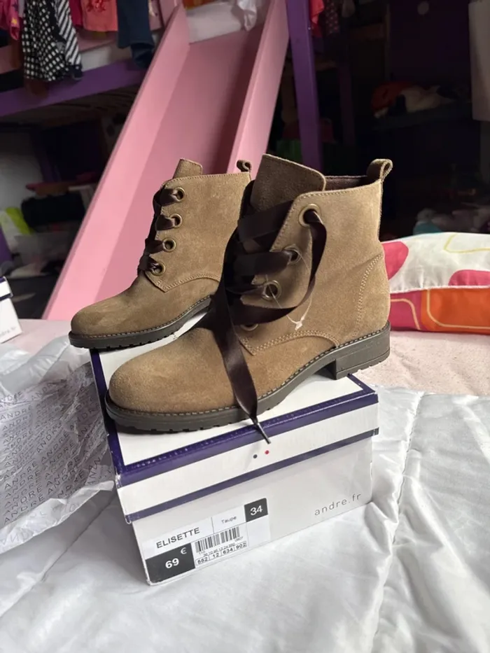 Magnifique paire de bottines André en cuir neuves avec étiquette pointure 34 - photo numéro 2