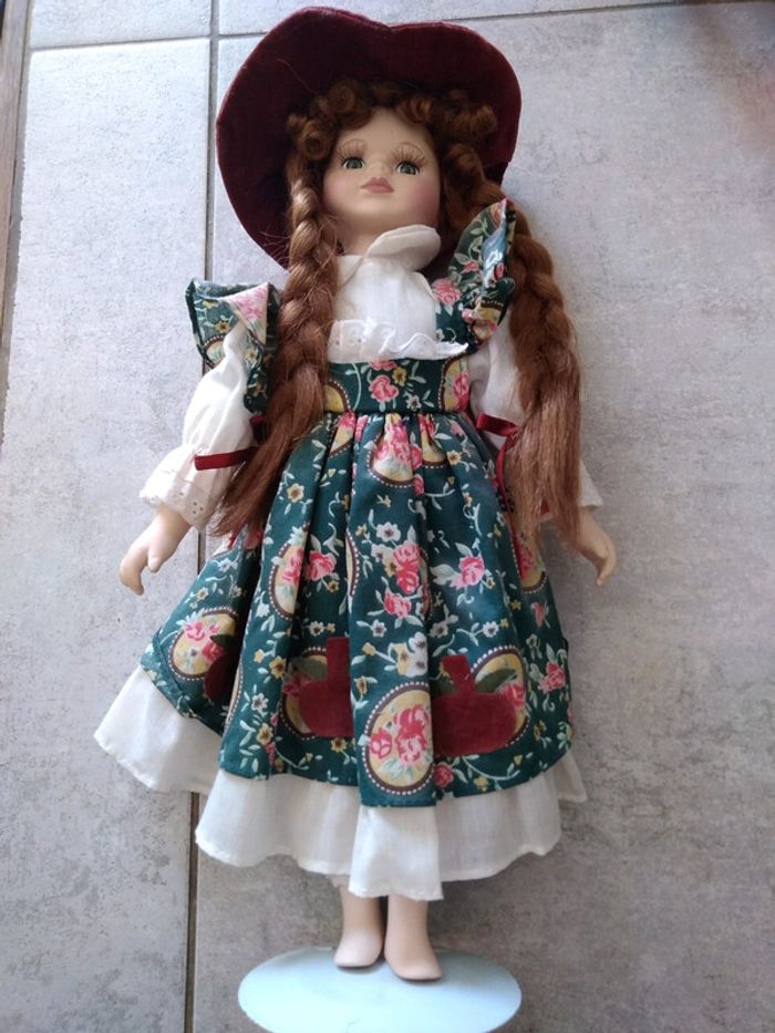 Poupée en porcelaine