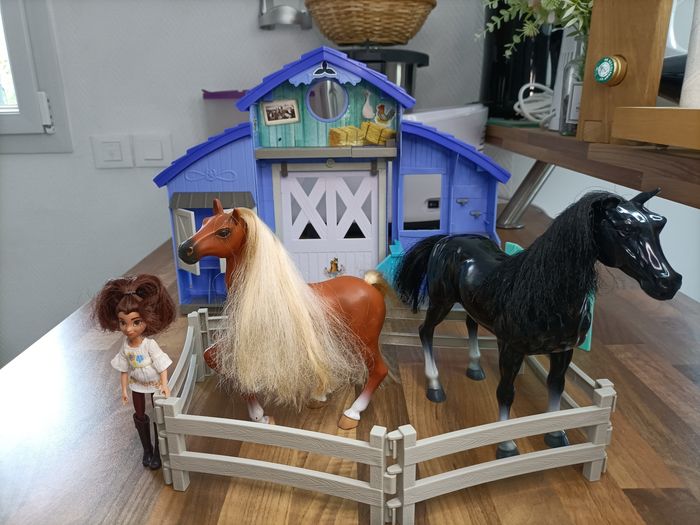 Écurie Spirit avec 2 chevaux et un personnage - photo numéro 2