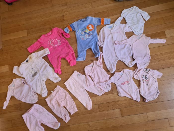 Lot de 13 vêtements bébé 0mois à 1 mois - photo numéro 9