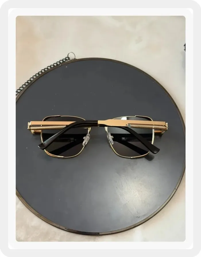 Lunette de soleil noire dorée - photo numéro 2