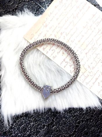 Magnifique bracelet couleur argenté extensible, avec charm hibou