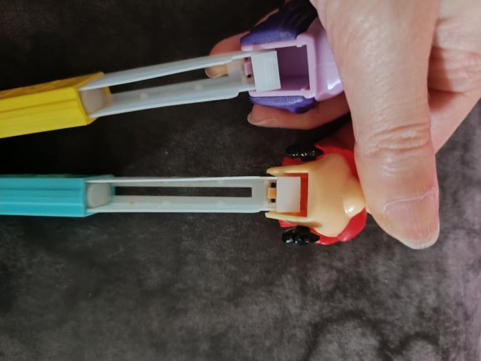 Lot de deux distributeurs rétro PEZ Obélix et Lion Violet - photo numéro 5