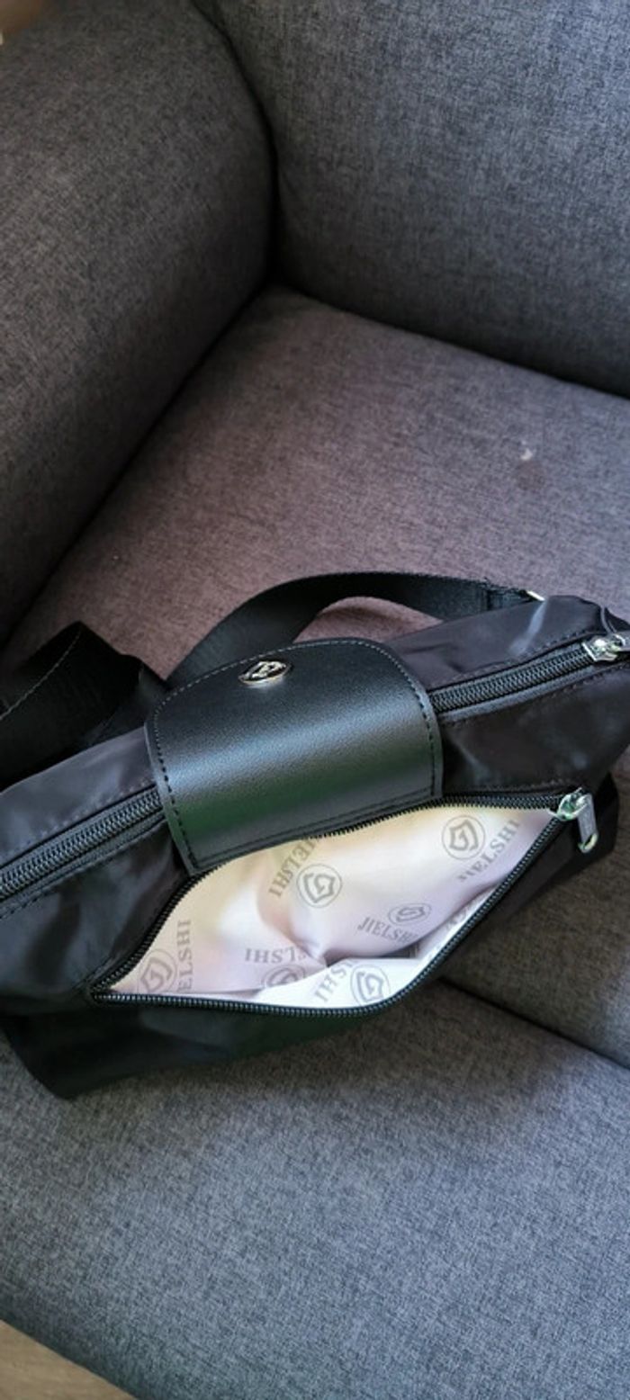 Sac à bandoulière très tendance de très bonne qualité avec compartiment - photo numéro 10