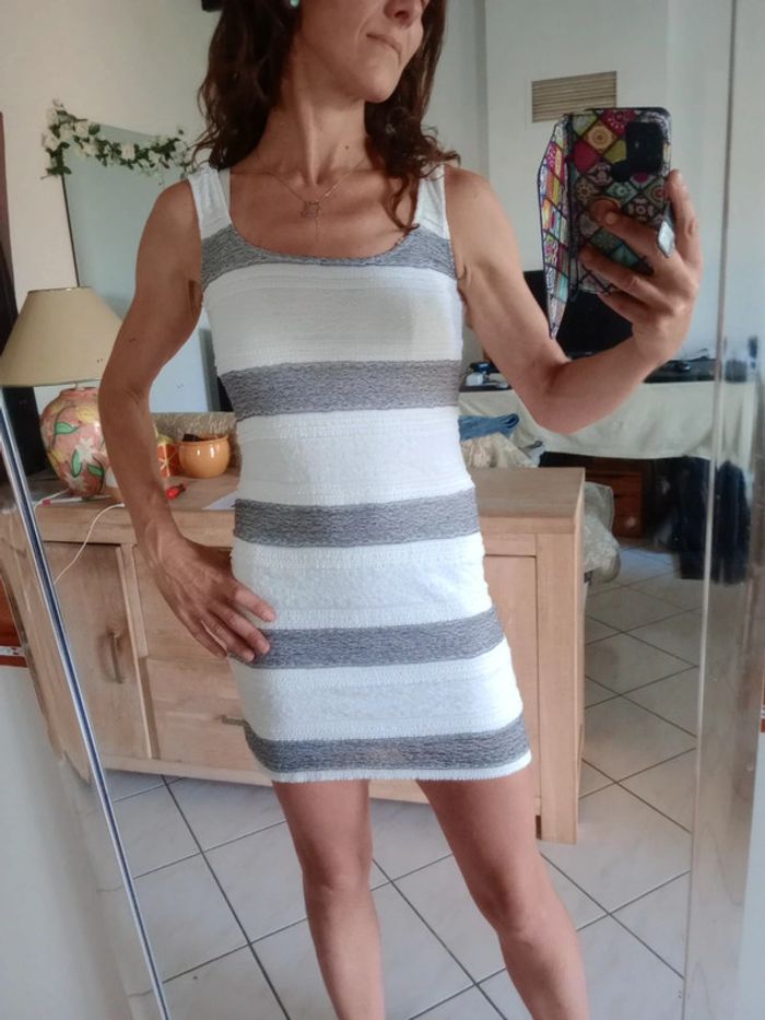 Robe moulante 36 noire et grise dentelé c68 - photo numéro 2