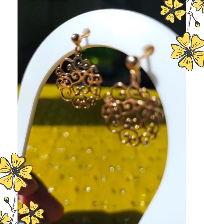 Boucles d’oreilles dorées rondes ajourées – design en fil, élégantes et neuves - photo numéro 5