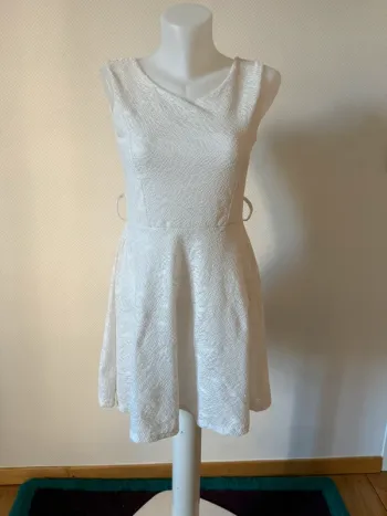 Robe d’été blanche dos nue en très bon état taille 36-38
