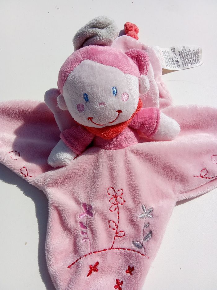 Doudou fille rose fée, marque nicotoy lutin,  ailes,hochet,  broderie fleurs - photo numéro 3