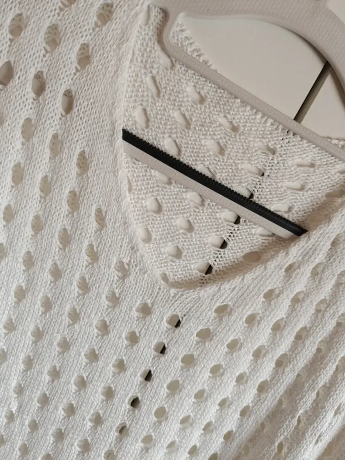 Pulls maille à trous noir ou blanc col V - photo numéro 6