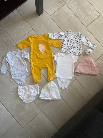 Lot vêtements bébé fille 1 mois