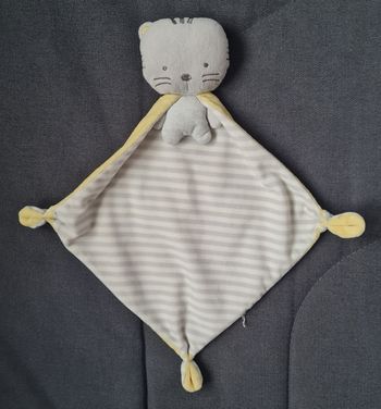 Doudou chat tigre - cape jaune / gris et blanc rayé- Mots d'enfants