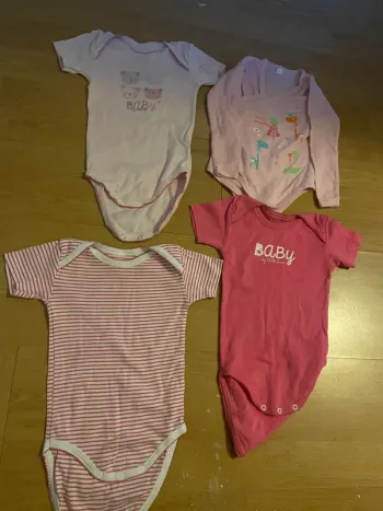Lot de 4 bodies fille 9 mois