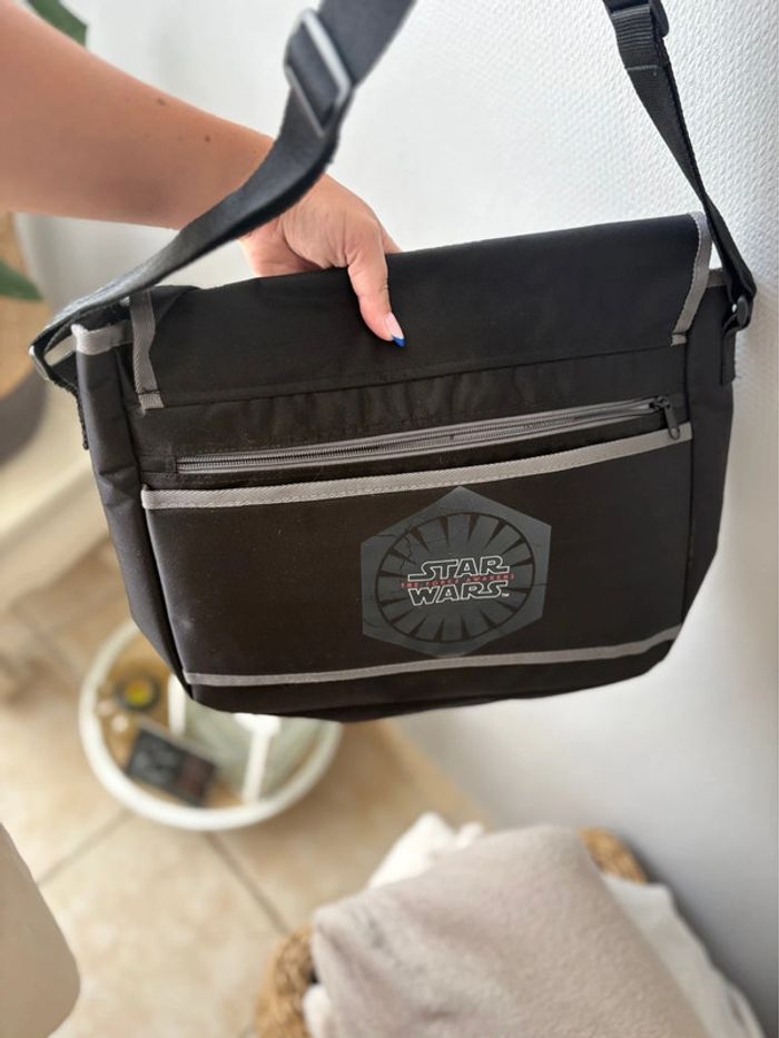 Cartable Star Wars porte en bandoulière réglable - plusieurs poches - en très bon état - photo numéro 3