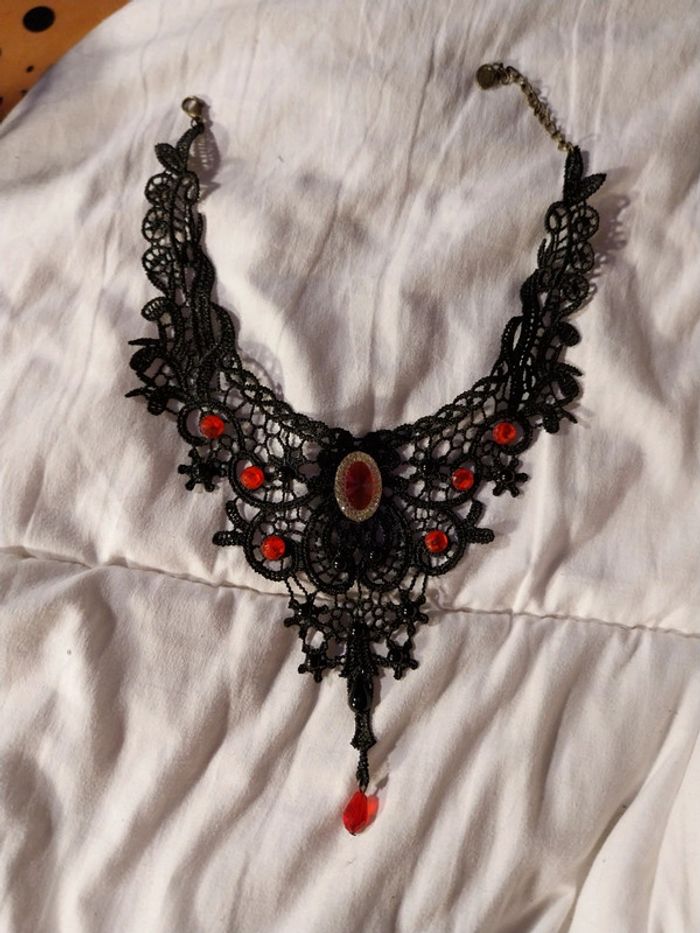 Collier punk ou gothique noir et rouge