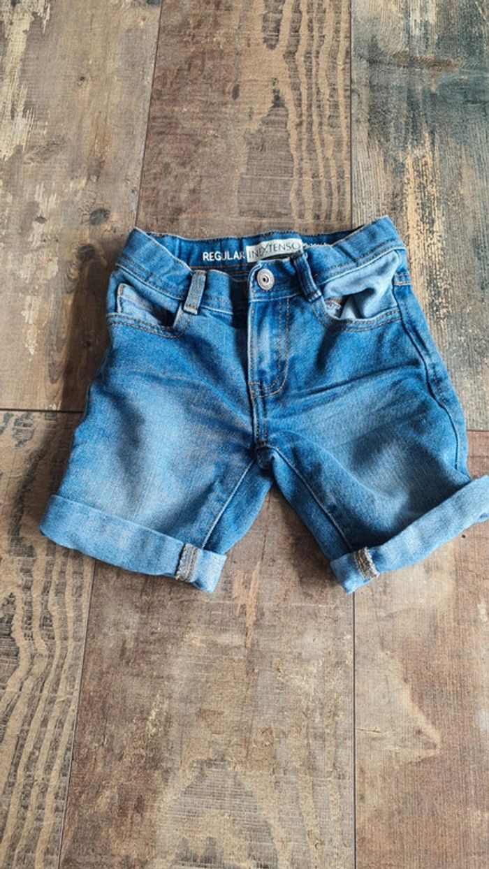 Short en jean kiabi 3 ans en très bon état