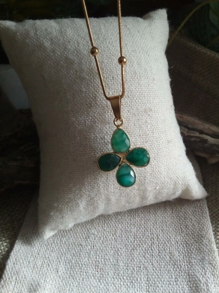 Collier pendentif en pierres naturelles d'émeraude - photo numéro 2